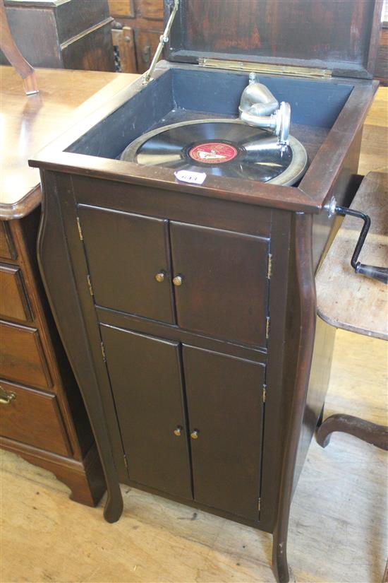 Oak gramophone(-)